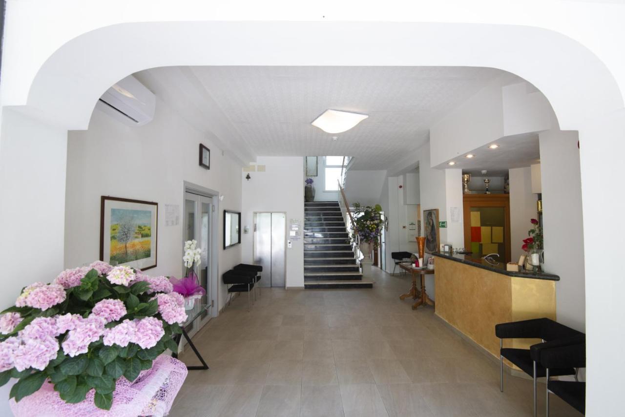 Hotel Carillon Белларія-Іджеа-Марина Екстер'єр фото